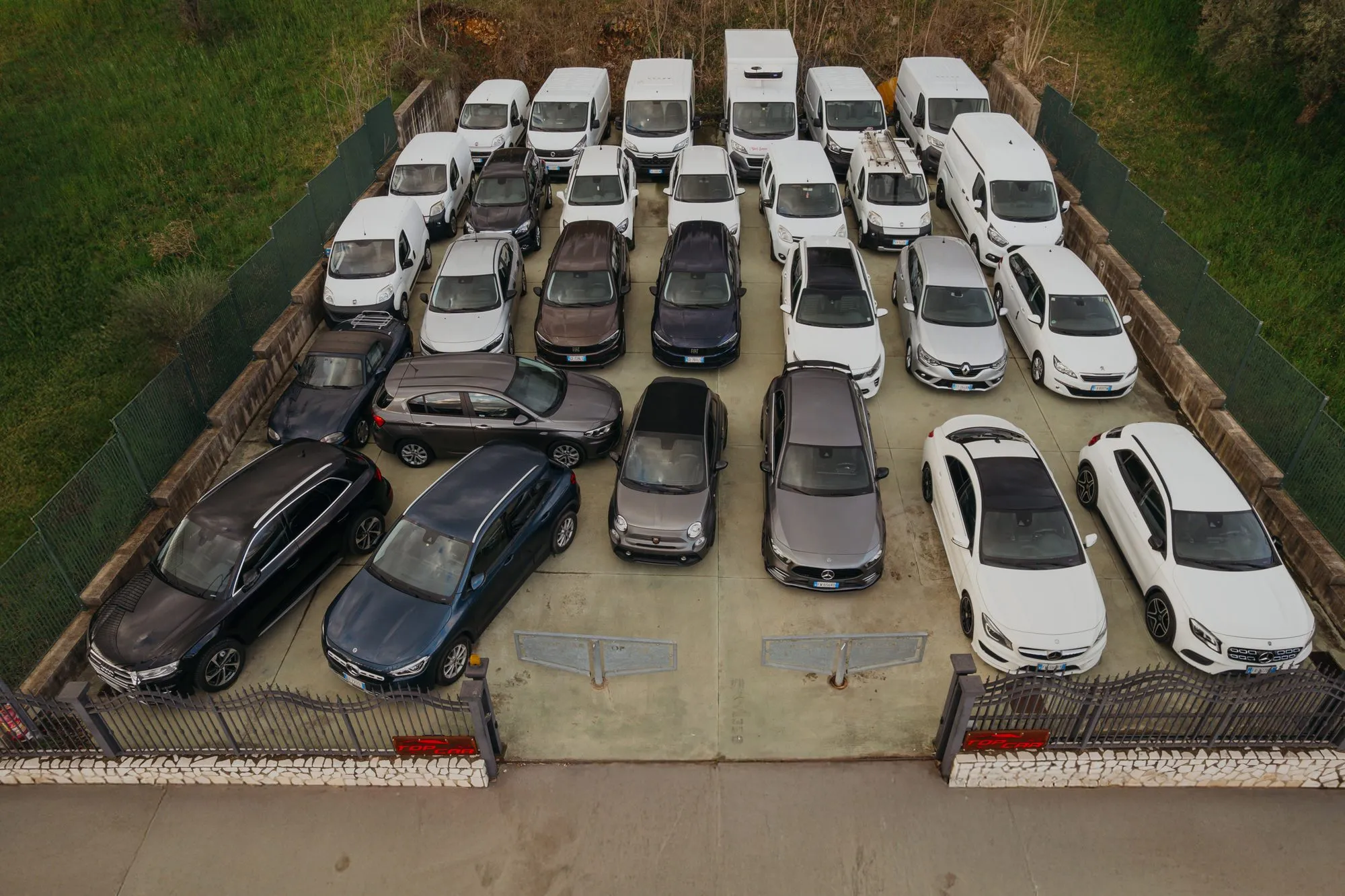 Il piazzale della concessionaria TOP CAR visto dall’alto, con auto e furgoni in esposizione